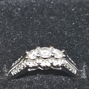 Three stone hearts on fire 10kt white gold diamond ring
